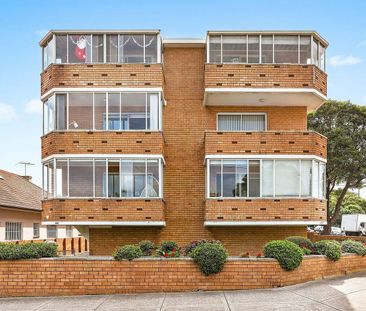 Spacious 2 bedroom apartment with ocean views - Photo 1