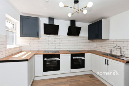 1 bedroom in a house share to rent - Photo 4