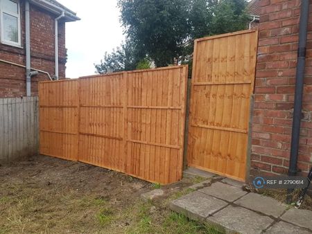 3 bedroom terraced house to rent - Photo 3