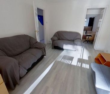 4 bedroom semi-detached house to rent - Photo 2