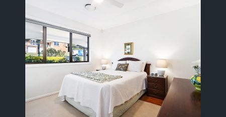 Street-to-waterfront 3-bedroom home with stunning views - Photo 3