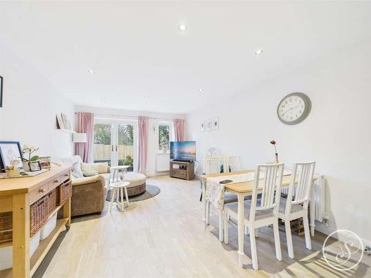 Crescent Gardens, Leeds, LS17 - Photo 1