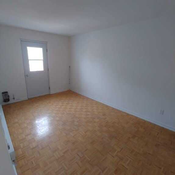 Pointe St-Charles- Nice 5 1/2 Available - Photo 1