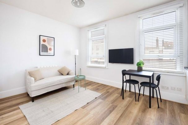 1 Bed Flat, Lewisham Way, SE14 - Photo 1