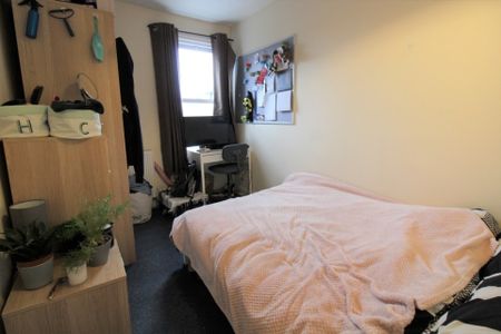 5 bedroom Semi-detached house to rent - Photo 2