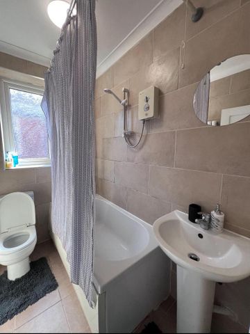 1 bedroom in a house share to rent - Photo 3