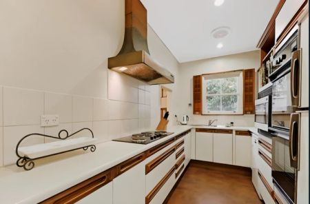 4 Bed, 2 Bath - Photo 4