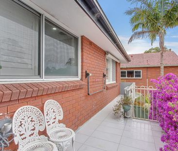 Spacious renovated 3 bedroom apartment style home (upper level only) - Photo 3