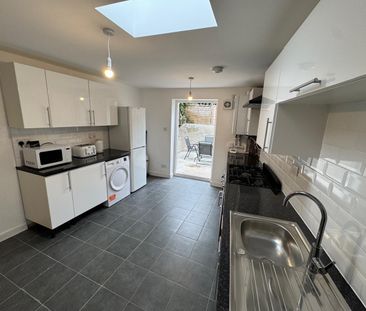 Room in a Shared House, Cairns Crescent, BS2 - Photo 4