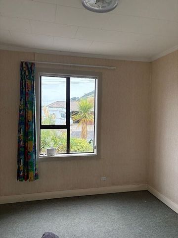 Charming 3BR Home with Courtyard & Deck - Photo 5