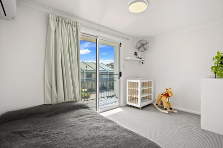 Coastal townhouse living, steps from the foreshore. - Photo 4