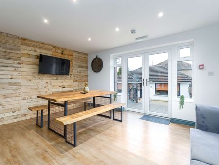 OX Living is proud to present this high-quality 7-bedroom co-living property, perfect for working professionals looking for stylish, stress-free living. Room 1 - Photo 2