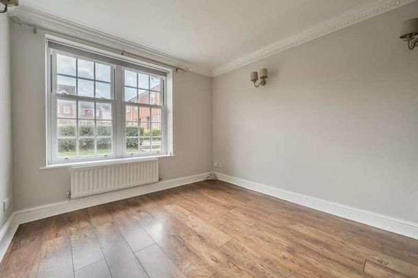 Calcott Park, Yateley, GU46 - Photo 1