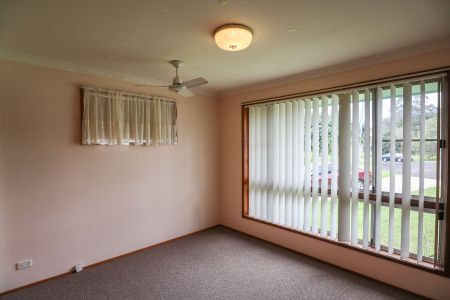 SPACIOUS 3 BEDROOM HOME - Photo 2