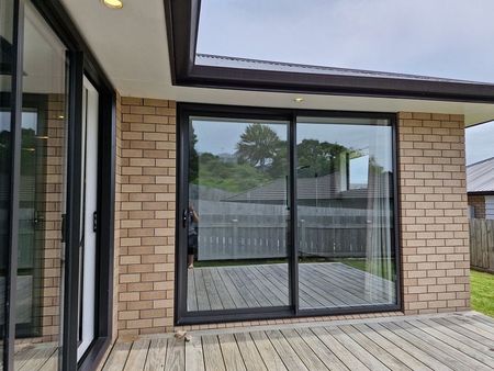 Modern, warm 4BR Home in Tuakau w/ Deck - Photo 5