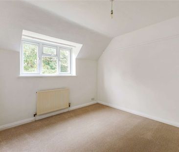 Spacious 4-Bedroom Detached Home with Gated Driveway, Garage & Gene... - Photo 3