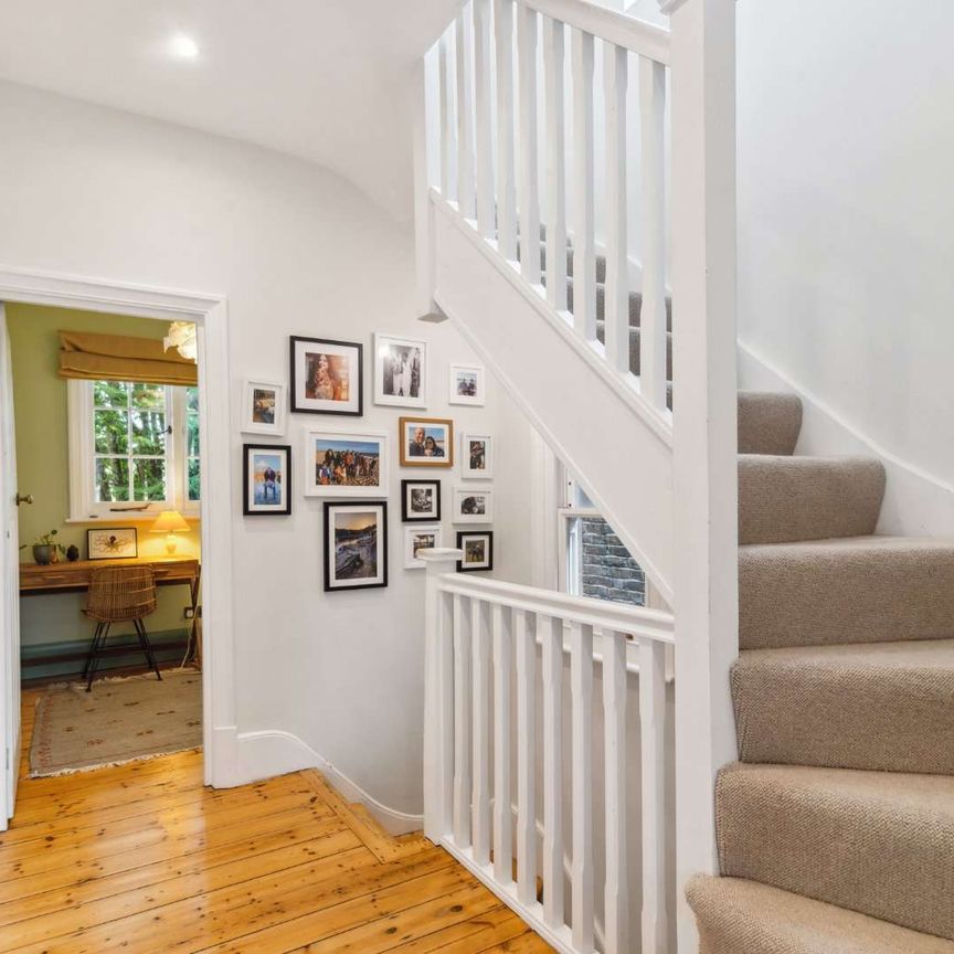 A fantastic four bedroom house located within close proximity to the River Thames - Photo 1