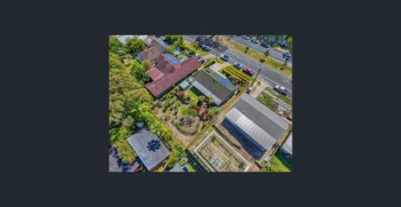 Family Home in Sought After Ashmore! - Photo 2