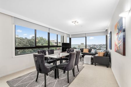 Spacious Three-Bedroom Apartment with Iconic Sydney Views - Photo 2