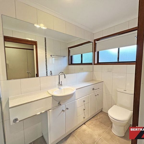 Stunning 5 Bedroom home! - Photo 1