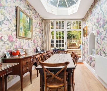 An elegant, five-bedroom townhouse boasting a 56 ft private garden ... - Photo 6