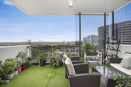 Exceptional Contemporary Designer Living - Photo 5