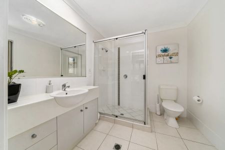 Spacious low maintenance home in quiet cul-de-sac with SOLAR! - Photo 4