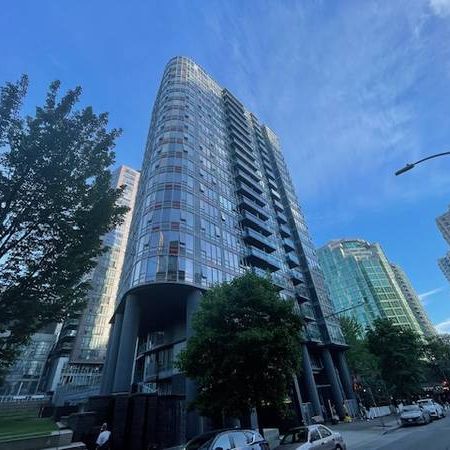 Apartment in high rise in Robson Street @ Great Location - Photo 4