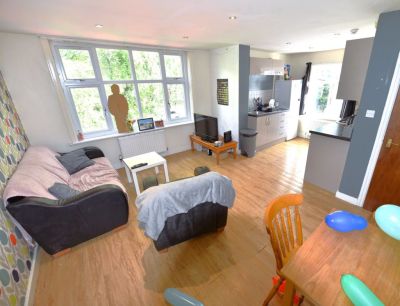3 bedroom Flat in Otley Road, Leeds - Photo 1