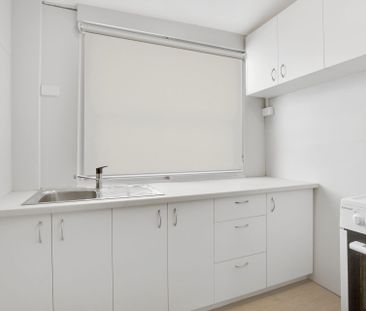 One Bedroom + Study Apartment In Central Location - Photo 4