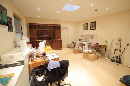 Finchley Road, London, NW11 - Photo 2