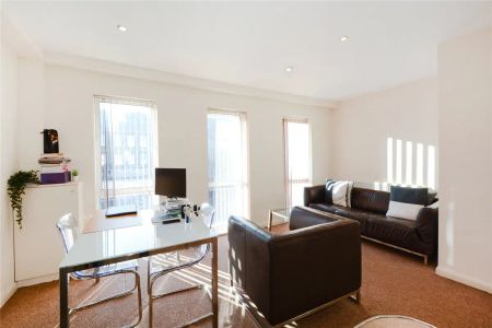 1 bedroom flat in London - Photo 5