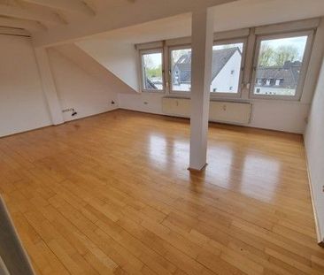 Ratingen: Tolle Dachgeschosswohnung mit großem Wohnraum und Parkett... - Photo 1