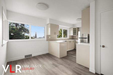 House in West Vancouver, BC - Photo 5