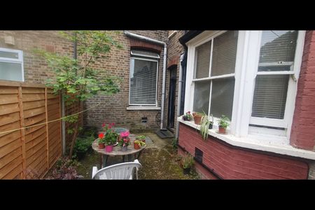 Room in a Shared Flat, Chichele Road, NW2 - Photo 4