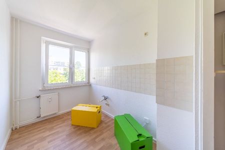 Attraktive Wohnung im Herzen von Halle-Neustadt - Küche und Bad mit Fenster - Foto 5