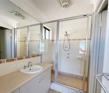 Charming & Spacious 4-Bedroom Family Home - Photo 6