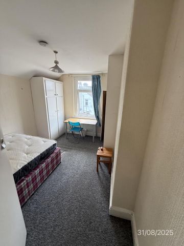 4 bedroom terraced house to rent - Photo 3