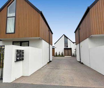 EDGEWARE - TWO BEDROOM REAR TOWNOUSE WITH COVERED CARPARK - Photo 5