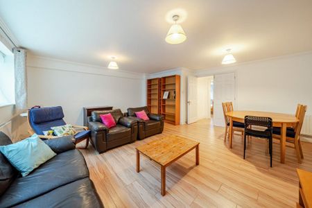 3 bedroom flat to rent - Photo 4