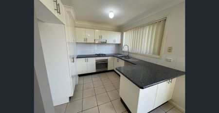 Big Free Standing Townhouse with HUGE Double Garage . - Photo 4