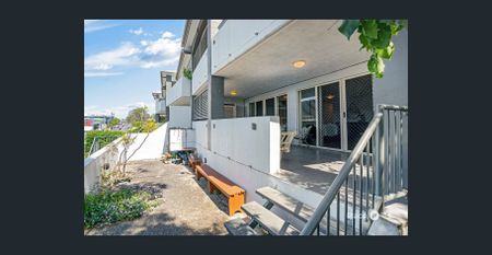 Spacious 2 Bedroom Apartment with Courtyard Moments from Indooroopilly Shopping Centre - Photo 5