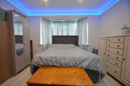 3 bedroom Detached house to rent - Photo 2