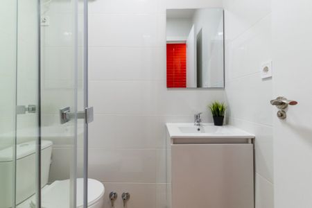 Cozy&nbsp;room with balcony in Calle Paseo de Moreras - Photo 2