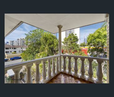 Charming 2 Bedroom Apartment in the Heart of Surfers Paradise - Photo 6