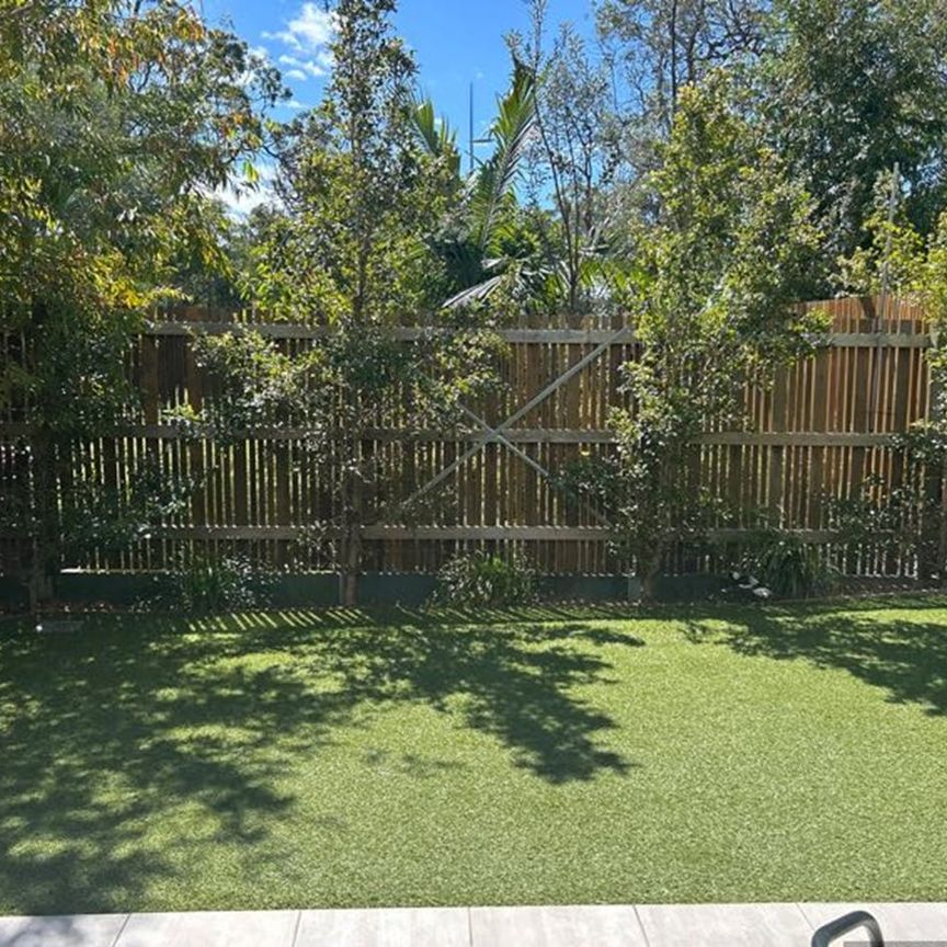 Modern Townhouse. Large Yard. Long driveway. Low maintenance - Photo 1