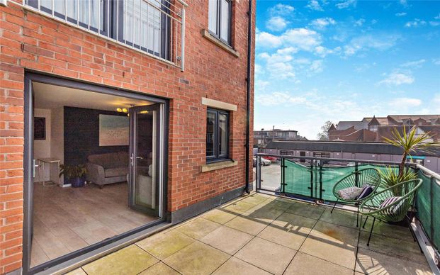 Modern, two bedroom second floor apartment with large balcony, located a few minutes' walk from Chester city centre and train station. - Photo 1