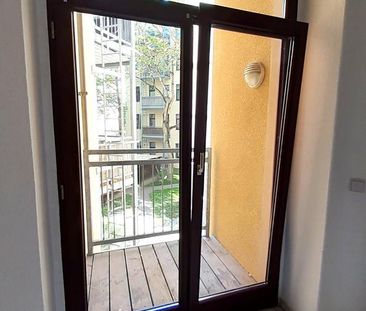 "Altbau-Feeling, sonniger Balkon und voll ausgestattete Einbauküche... - Foto 3