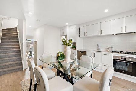 Modern townhouse situated at rear with garden - Photo 4