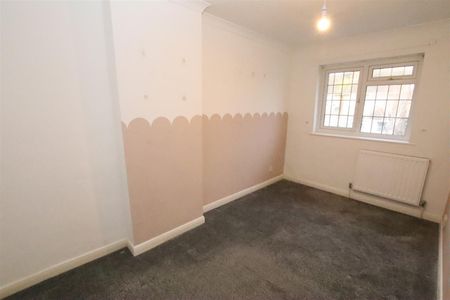 3 bedroom Terraced House to let - Photo 4